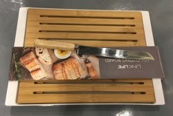 Bambus Schneidebrett mit Brotmesser