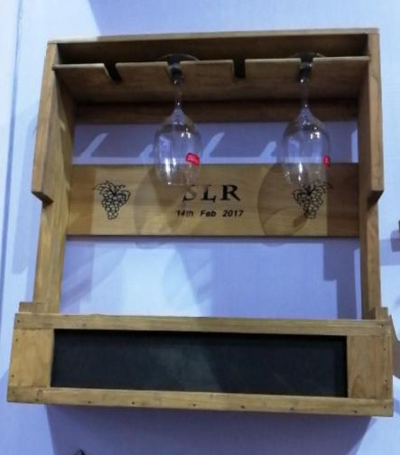 Holzregal für Weingläser