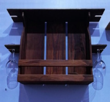 Holzregal für Weingläser