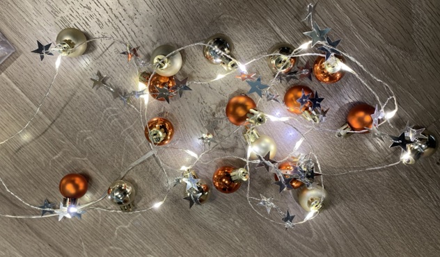 LED Lichterkette mit Kugeln und Sternen