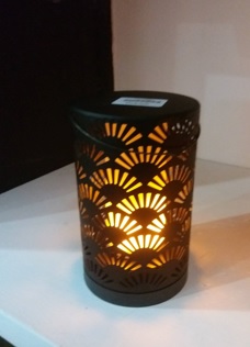 Windlicht aus Metall mit Flammeneffekt