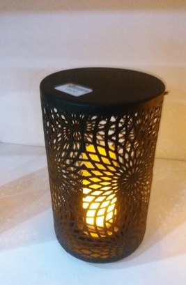 Windlicht aus Metall mit Flammeneffekt