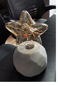 Tischlampe mit Kupferdraht im Sterndesign