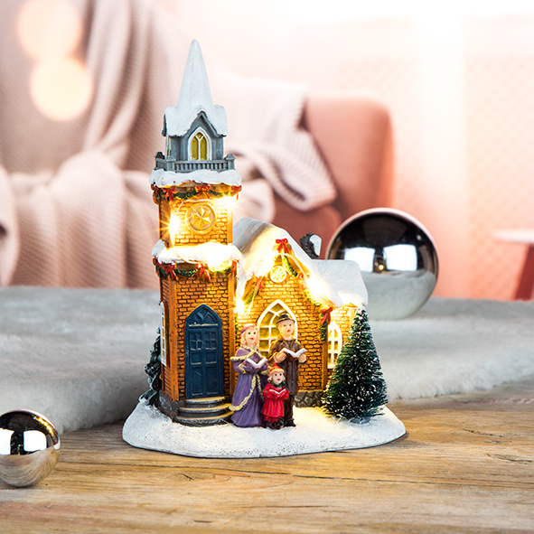 Beleuchtete Kirche mit Chor