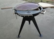 Grill mit höhenverstellbarem Grillrost