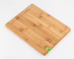 Schneidebrett aus Bambus mit Messerschärfer