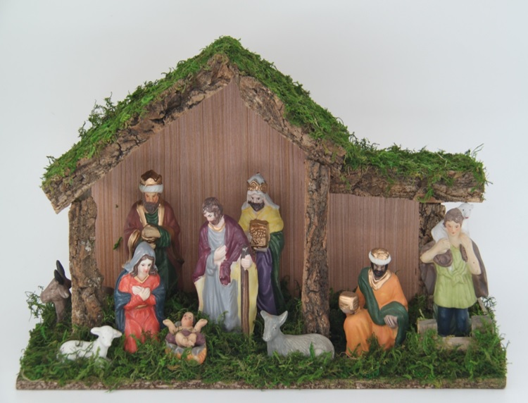 Krippe mit 9 Figuren