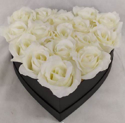 16 Rosen in herzförmiger Papierbox