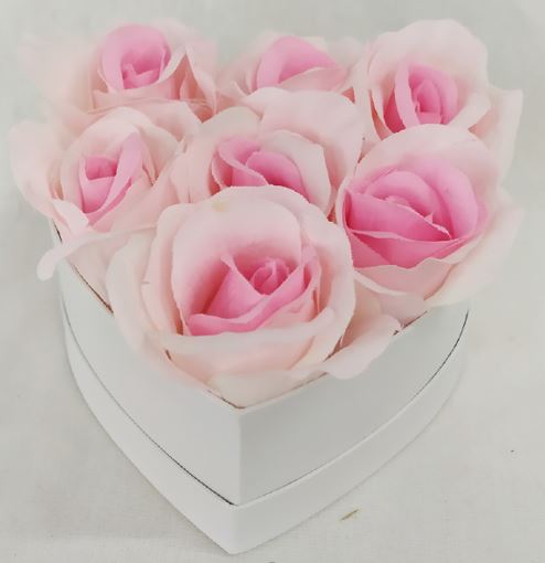 5 Rosen in herzförmiger Papierbox