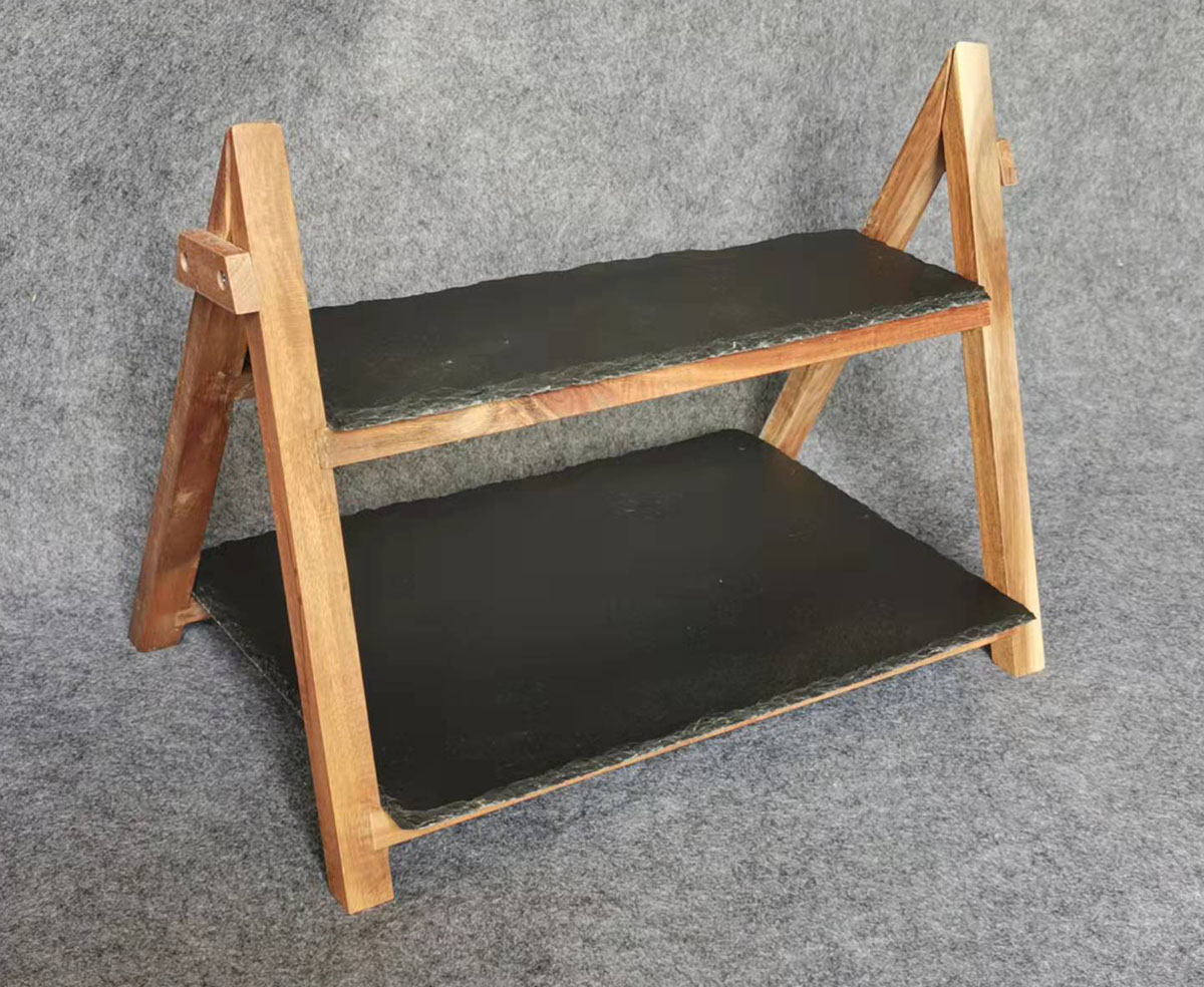 Schieferetagere auf Holzgestell
