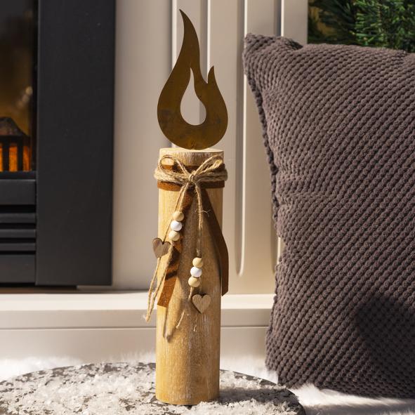 Holzsäule mit Metallflamme