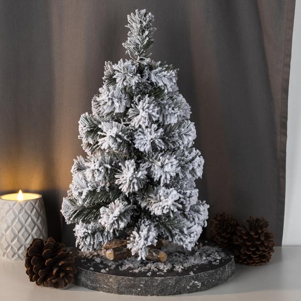 Weihnachtsbaum mit Schnee