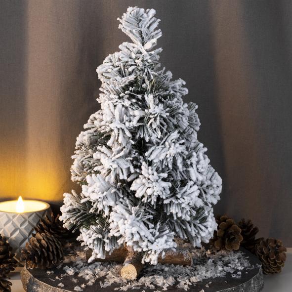 Weihnachtsbaum mit Schnee