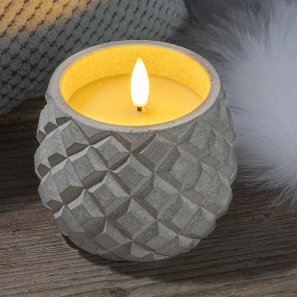 LED Kerze in einer Zementschale