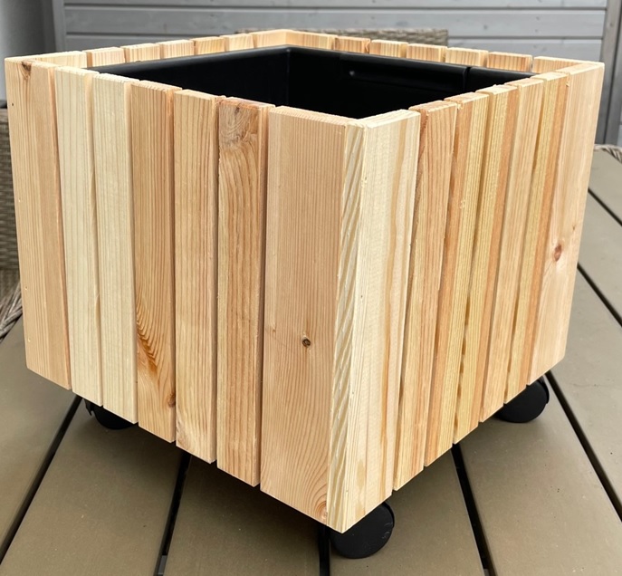 Pflanztopf im Holzrahmen mit Rollen