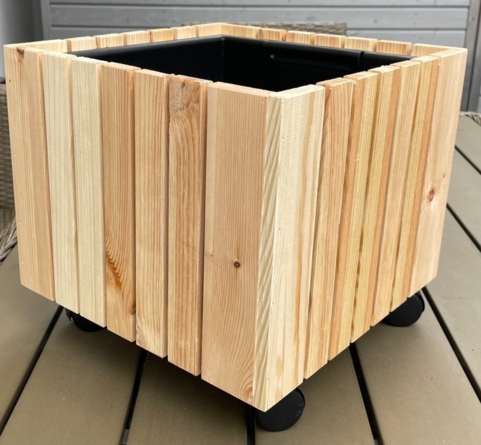 Pflanztopf im Holzrahmen mit Rollen