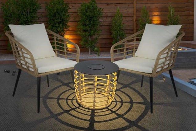 Rattan Stühle mit LED Solar Tisch