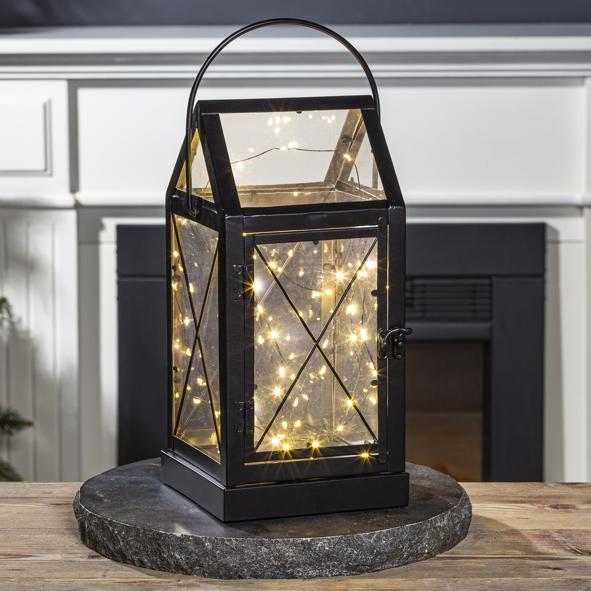 Laterne aus Metall, mit Lichterkette