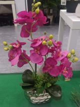 Künstliche Orchidee in Keramiktopf