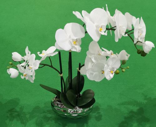Künstliche Orchidee in silbernem Topf