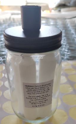 Deckelgläser mit Kerzenhalter und Kerzen