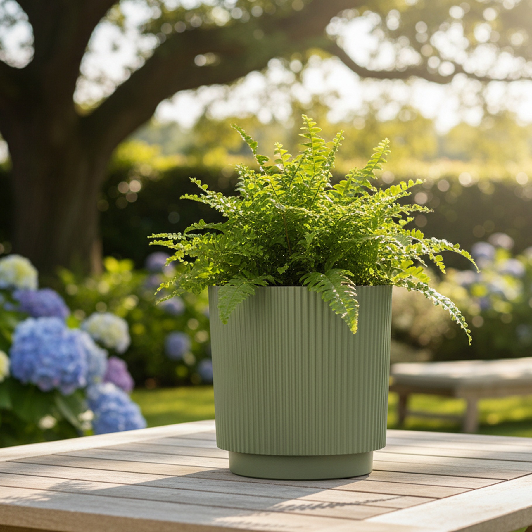 Pflanztopf aus Kunststoff, im Display