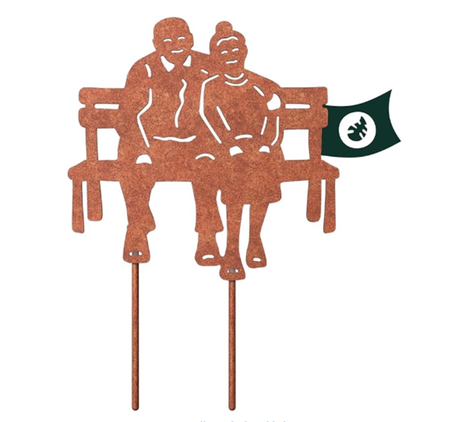 Gartenstecker Edelrost altes Pärchen auf Bank