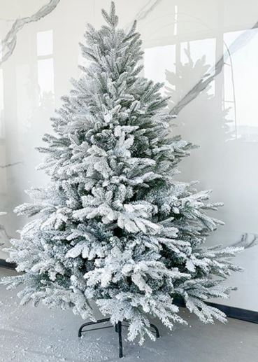 Weihnachtsbaum mit Schnee
