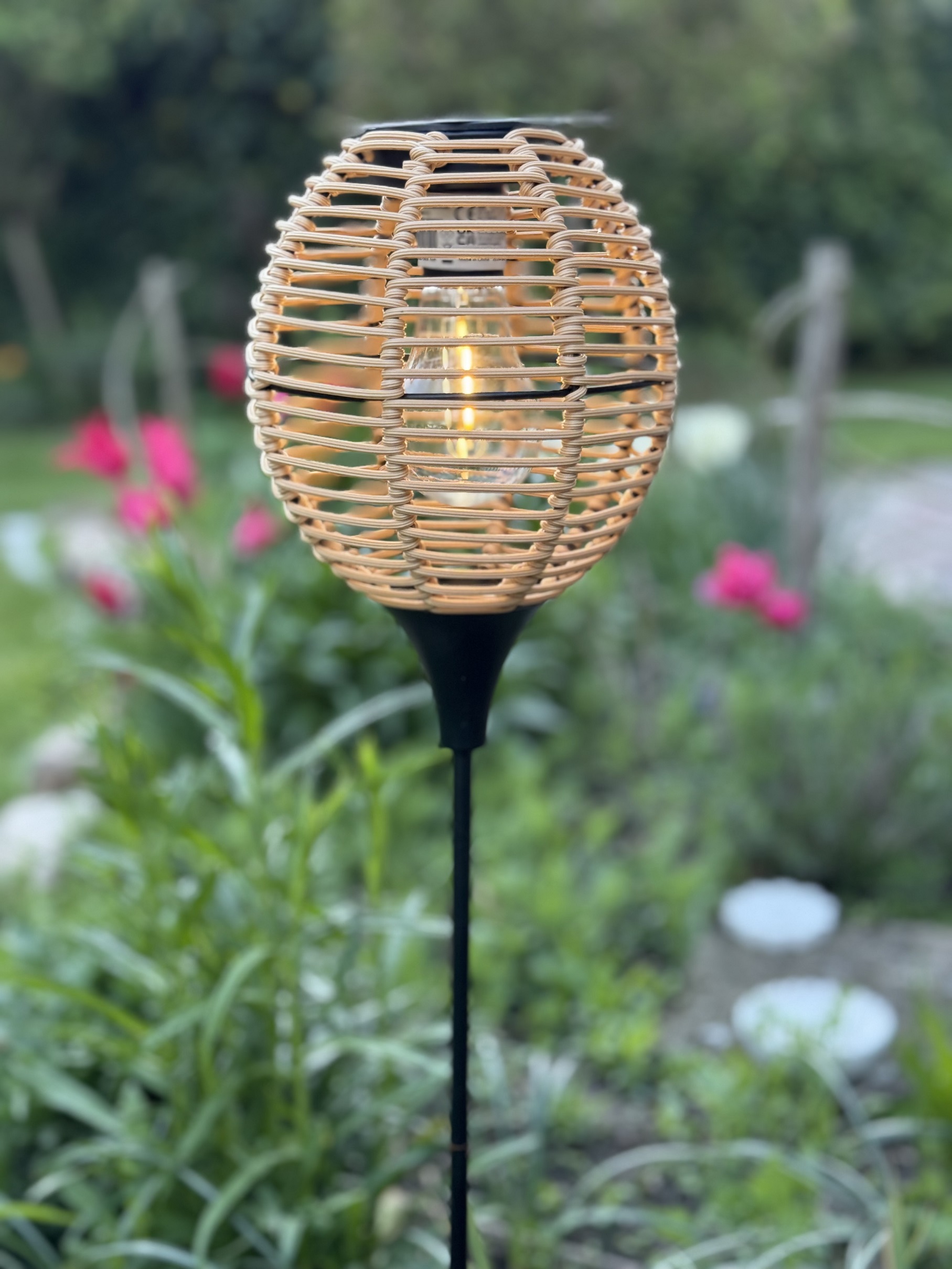 LED Solar Rattan Gartenstecker in Kugelform – mit Glühbirne